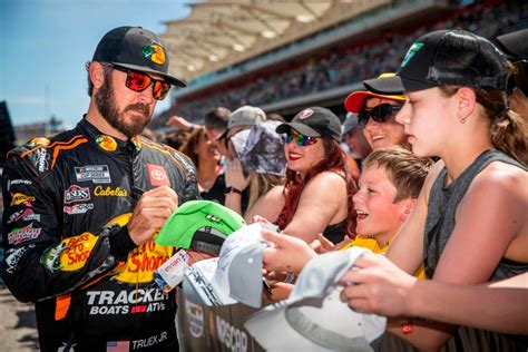 Sydney's spring a big hit with race fans .